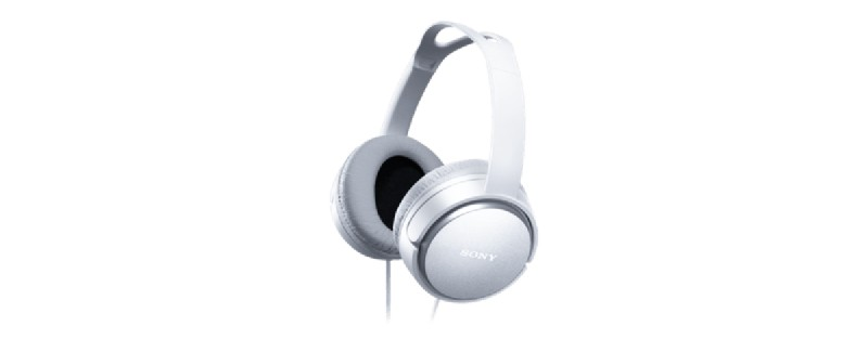 Auriculares Sony blancos. Los auriculares son circumaurales y tienen un acabado plateado en las almohadillas.