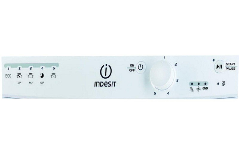 Panel de control de lavavajillas blanco con botones y un dial. La marca Indesit es visible.