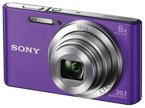 Cámara digital Sony morada con detalles plateados, lente y botones, sobre blanco.