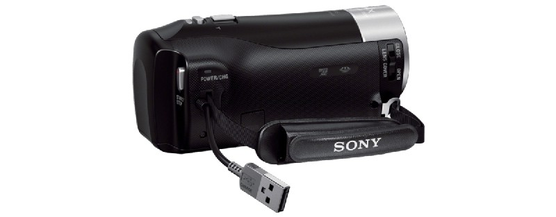 Videocámara Sony negra con cable USB conectado.