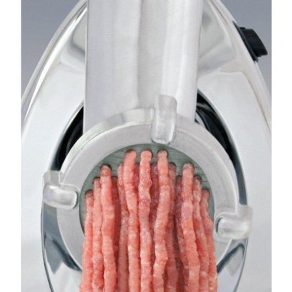 Picadora de carne con carne picada cruda. Máquina plateada, carne rosa.