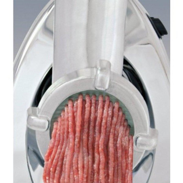 Una picadora de carne con carne picada siendo extruida, vista de cerca.