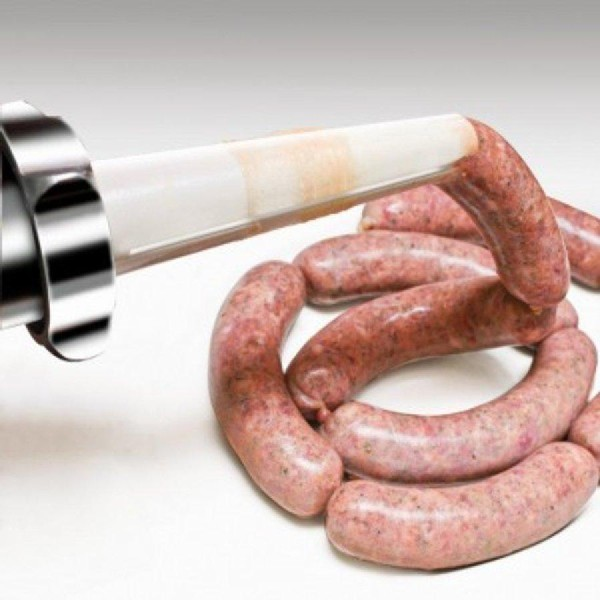 Una embutidora de salchichas con salchichas haciéndose. Las salchichas están en círculo.