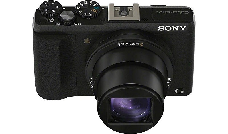 Cámara Sony Cyber-shot negra con lente grande, diales y botones, sobre fondo blanco.