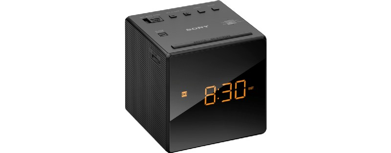 Radio reloj Sony negro en forma de cubo, con pantalla digital naranja a las 8:30.