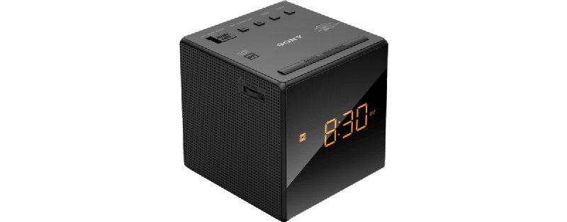 Un radio reloj negro Sony con una pantalla digital que muestra la hora.