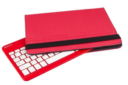 Un teclado rojo con distribución de teclas blanca y una cubierta roja con banda elástica negra. Sobre fondo blanco.