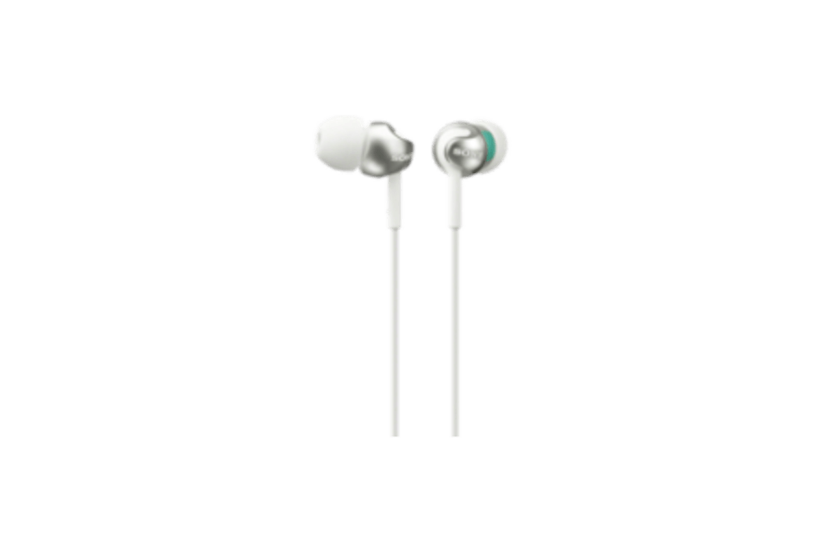 Auriculares blancos y plateados con cable blanco, aislados sobre fondo negro. Diseño simple.