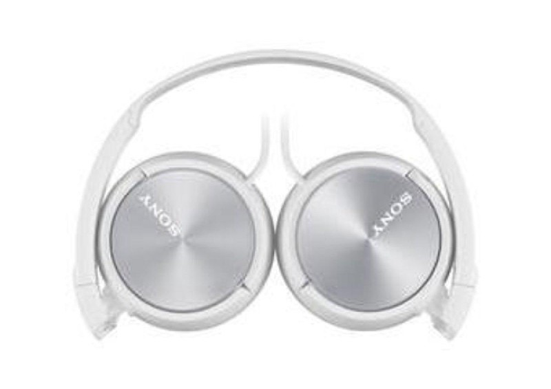 Auriculares Sony blancos, con centro plateado, sobre fondo blanco.