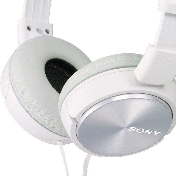 Auriculares Sony blancos con detalles plateados. Las orejeras y la diadema son blancas.