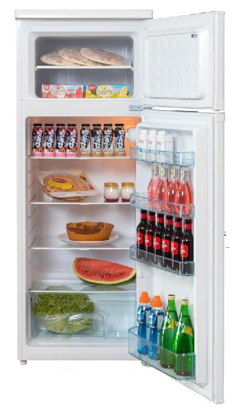 Refrigerador abierto. Dentro hay alimentos, bebidas y estantes.