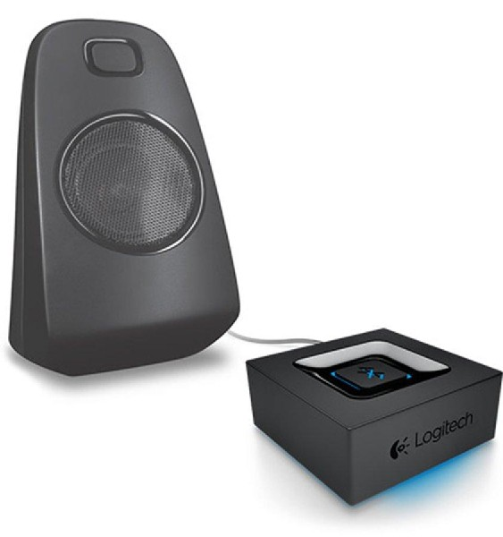 Un altavoz negro y un cuadrado negro con una luz azul, conectados por un cable.