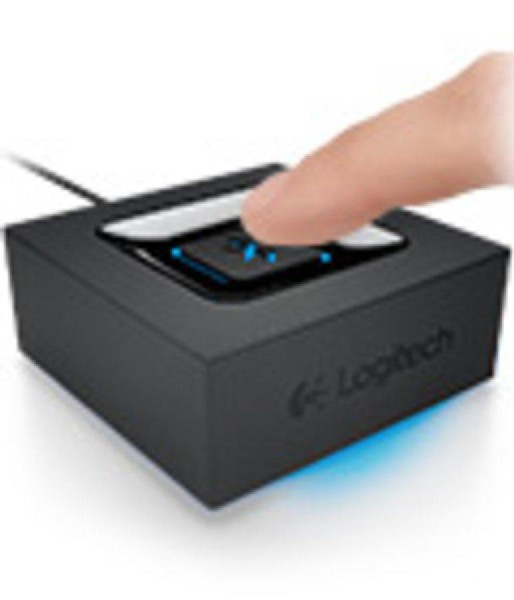 Lector de huellas dactilares Logitech negro. Un dedo toca el sensor del dispositivo.