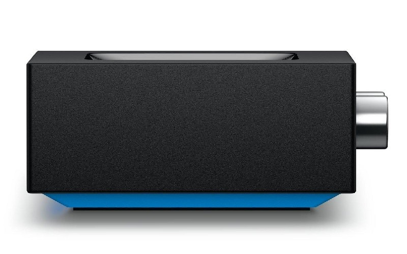 Dispositivo rectangular negro, base azul, puerto plateado.