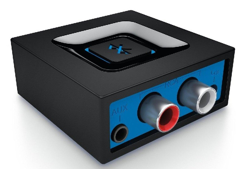 Un receptor Bluetooth negro con puertos AUX y RCA, con un acento azul.