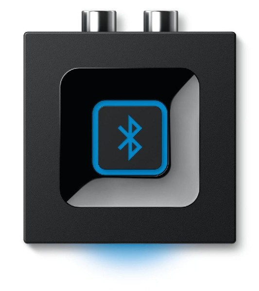 Receptor de audio Bluetooth negro con un símbolo Bluetooth azul. Tiene dos conectores de entrada.