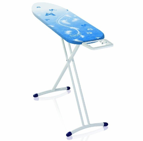 Una tabla de planchar con una funda azul y blanca estampada. Las patas son blancas y plegadas.