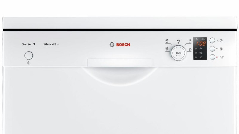 Un lavavajillas Bosch SilencePlus blanco, la puerta está cerrada.