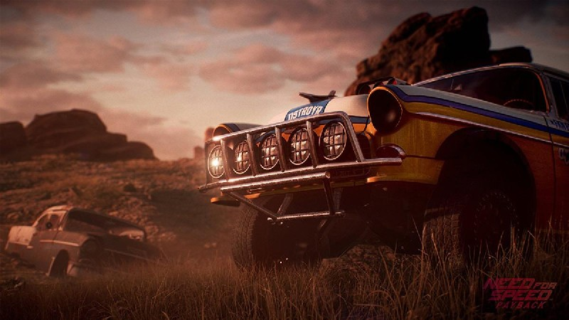 Coche de rally en un paisaje desértico con puesta de sol, logo Need for Speed abajo.