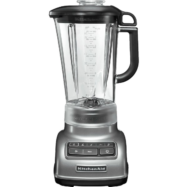 Una licuadora KitchenAid plateada y negra con una jarra transparente y asa negra.