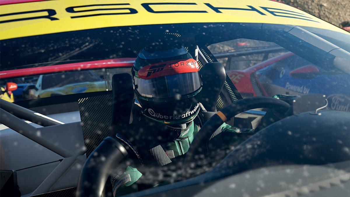 Piloto de carreras con casco. Logotipo amarillo Porsche visible. Otros coches de carreras al fondo. Logotipo Forza en el casco.