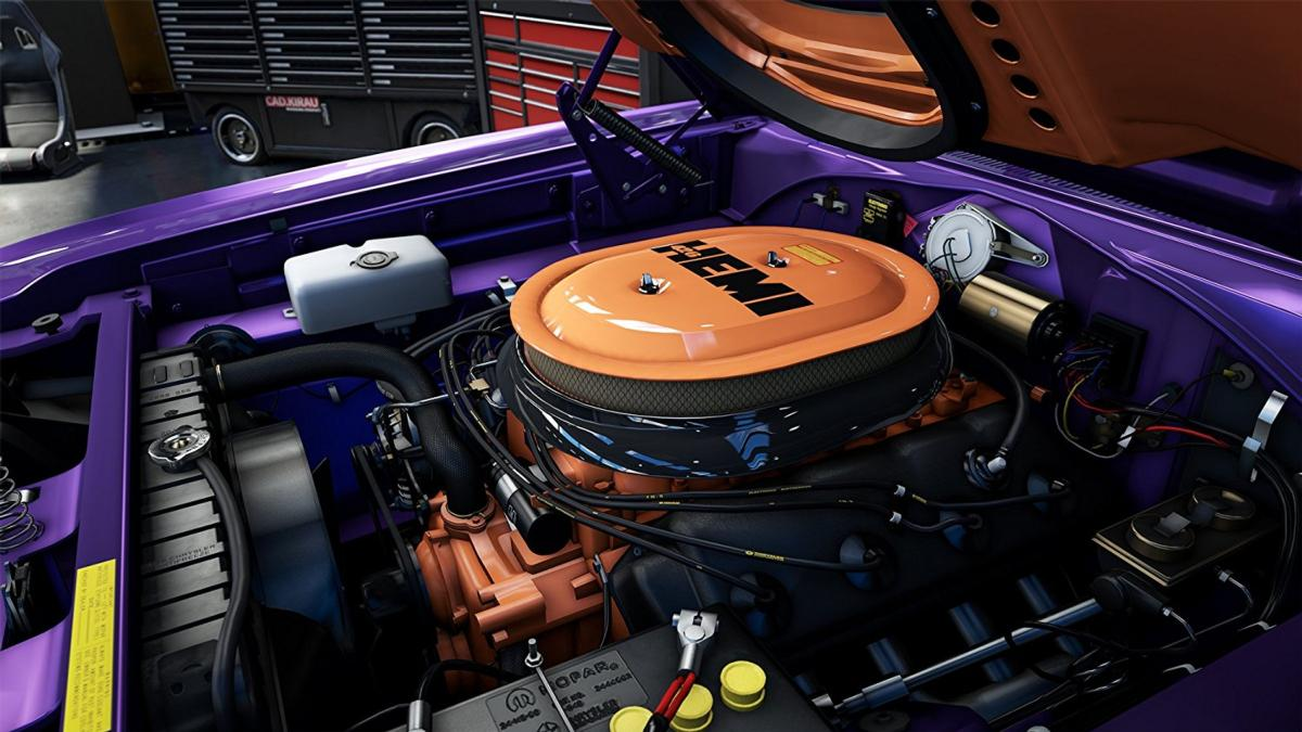 Compartimento del motor de un coche morado con una cubierta naranja del motor Hemi. Herramientas y un garaje son visibles en el fondo.