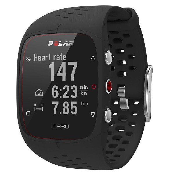 Reloj deportivo Polar M430 negro mostrando frecuencia cardíaca y otras métricas.