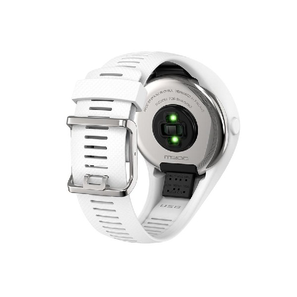 Vista trasera de un reloj GPS Polar M200 blanco. Muestra la parte trasera con sensores y la correa.