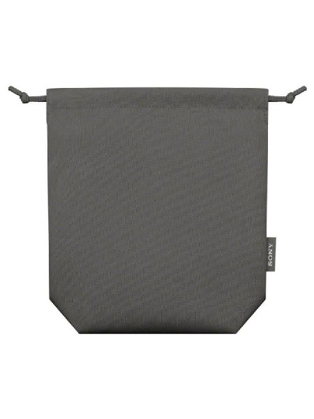 Una bolsa gris con cordón y una pequeña etiqueta SONY sobre fondo blanco.
