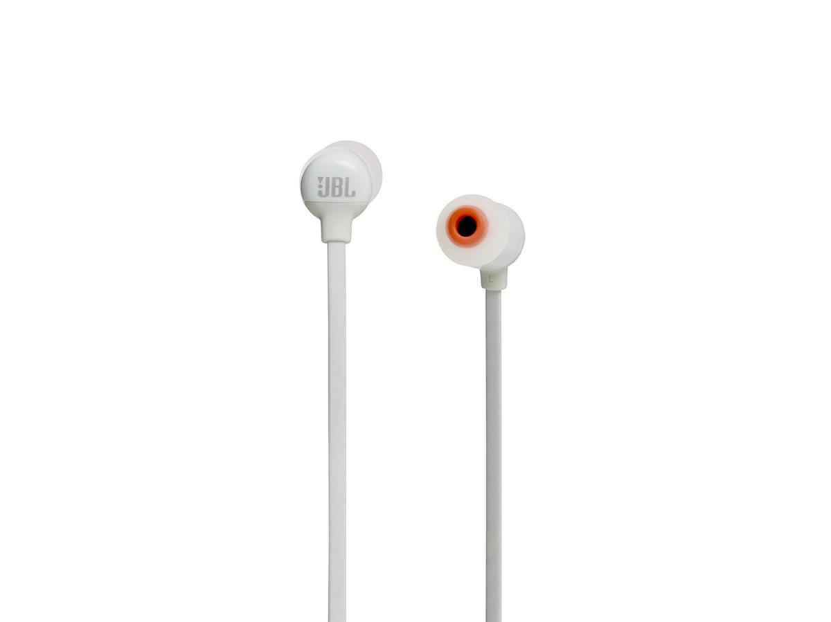Auriculares JBL blancos con cables blancos, el auricular derecho tiene un centro naranja.