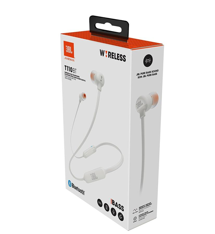 Caja de auriculares inalámbricos JBL T110BT. Caja blanca con imagen de auriculares y logo JBL, acentos azules.