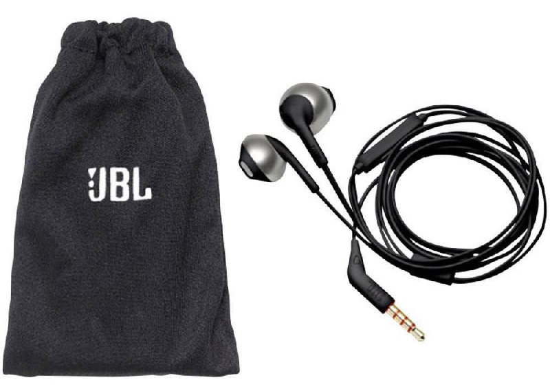 Auriculares JBL negros, cable y una bolsa negra con el logotipo de JBL sobre un fondo blanco.