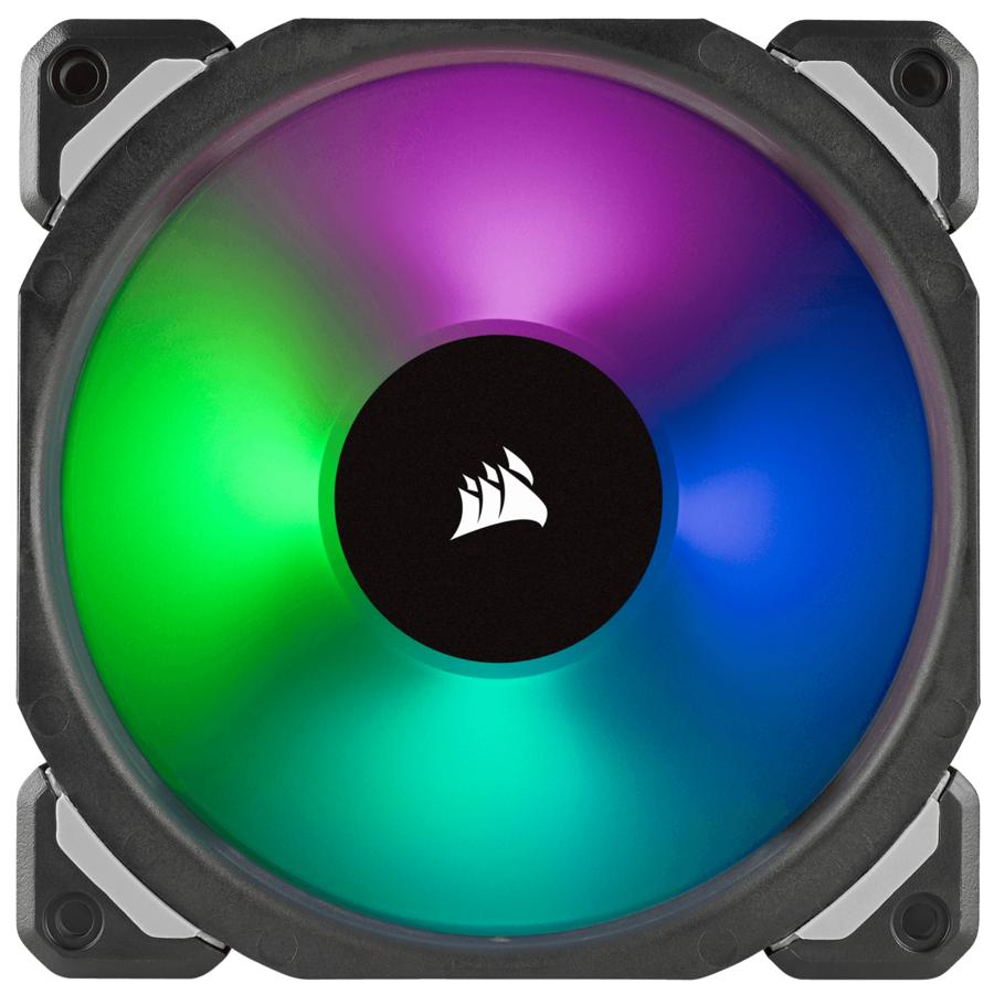 Ventilador de ordenador con iluminación RGB. Presenta sectores de luz verde, morado, azul y turquesa.