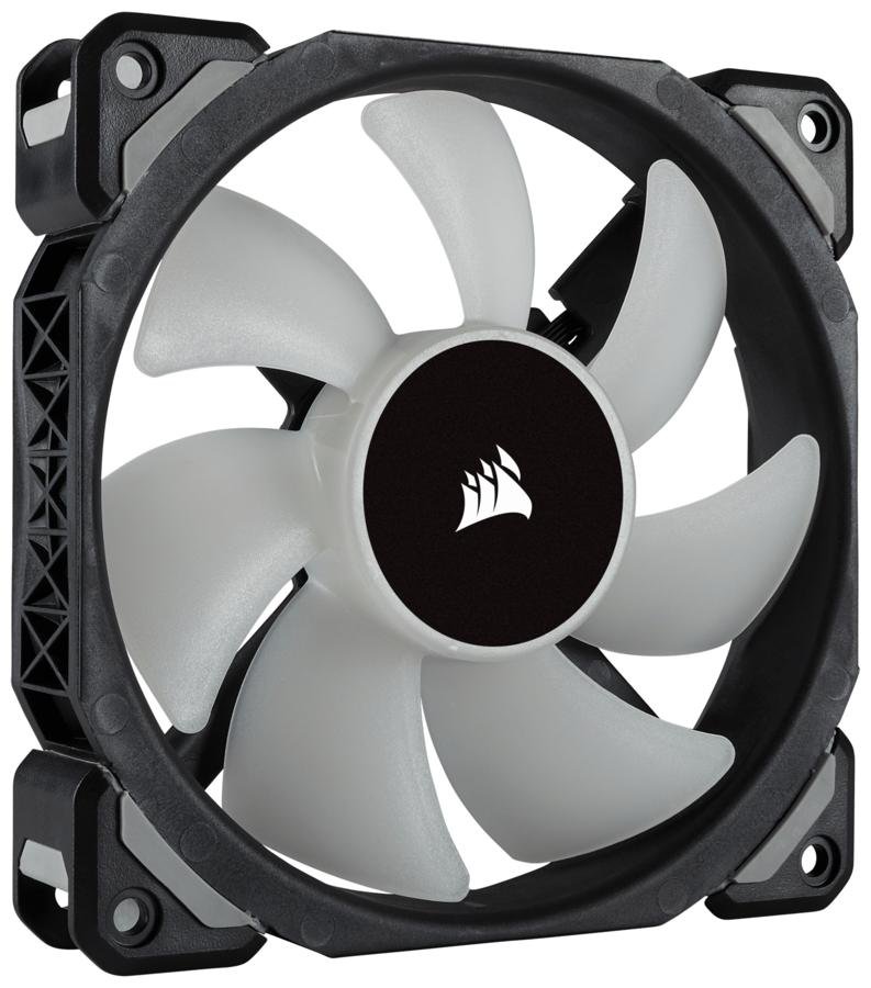 Ventilador de ordenador con aspas blancas y marco negro. El ventilador tiene un centro negro con un logotipo.