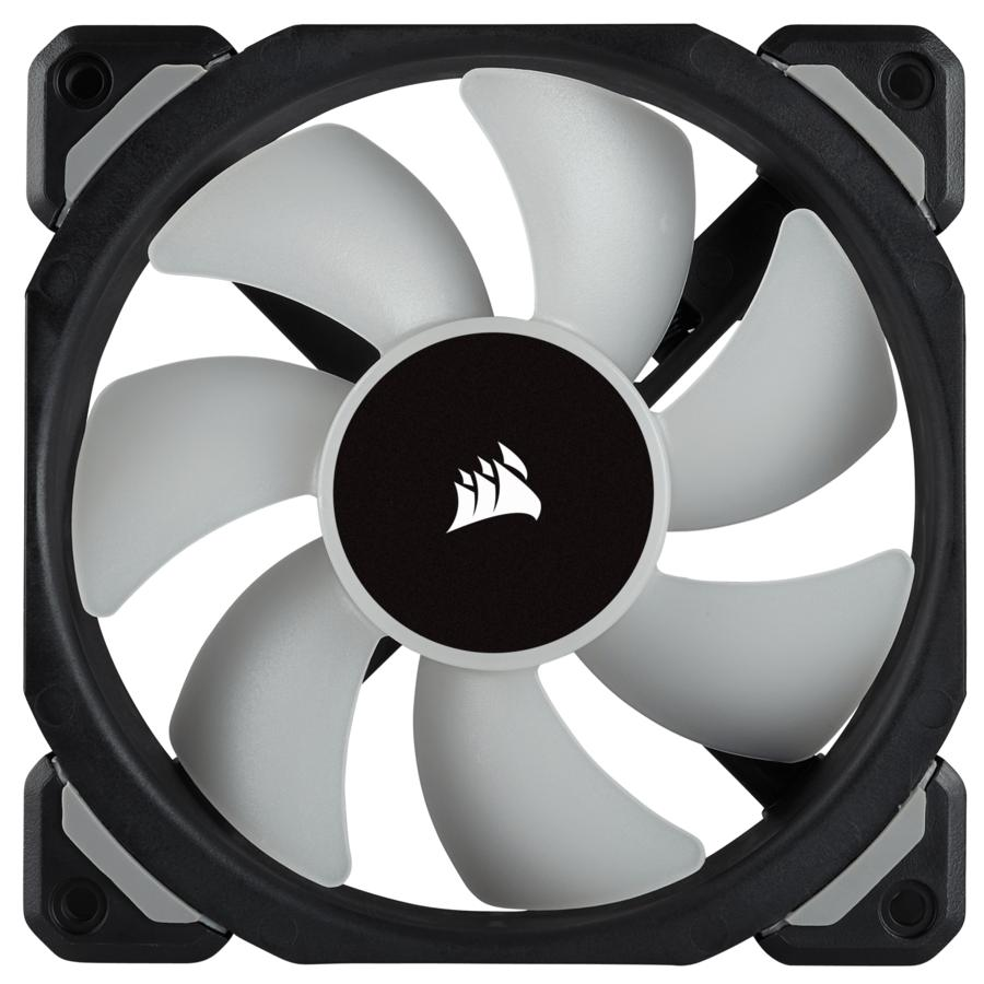 Un ventilador de computadora negro con aspas blancas. El centro tiene el logotipo de Corsair. El fondo es negro.