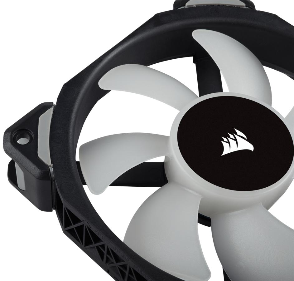 Un primer plano de un ventilador de computadora en blanco y negro con el logotipo de Corsair en el centro.
