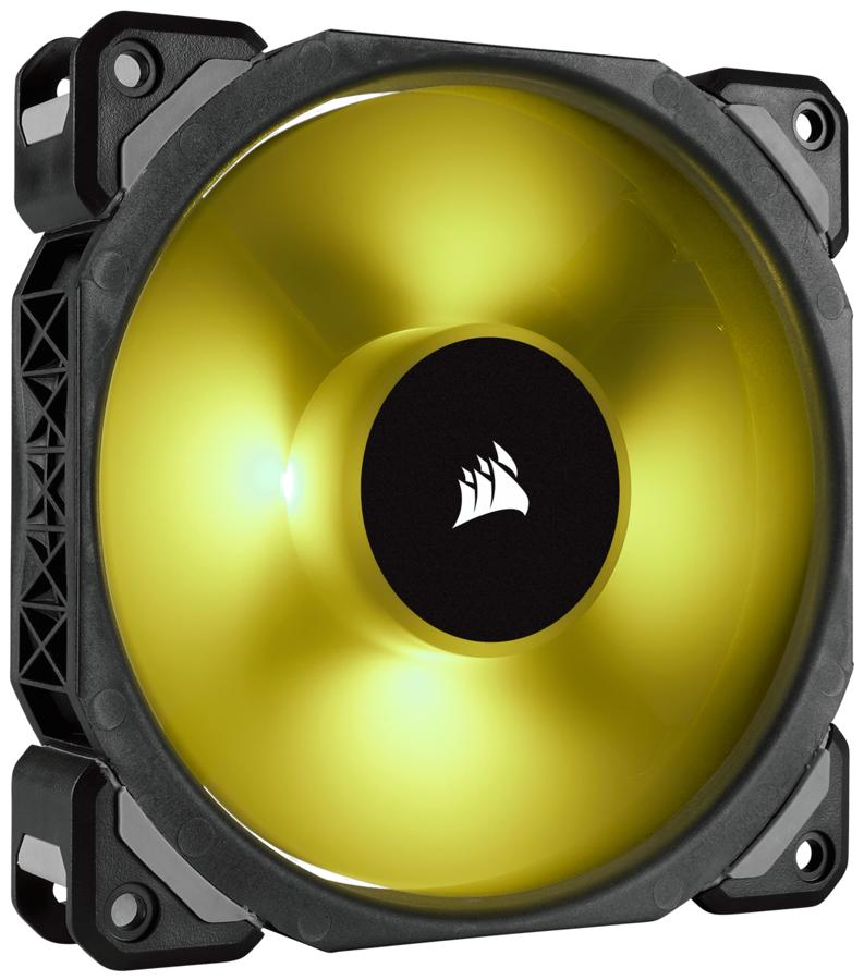 Ventilador Corsair con luz amarilla, marco negro y logo blanco.