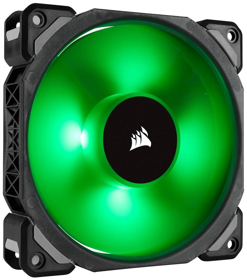 Ventilador de computadora con luces LED verdes y un marco y logotipo central negros.