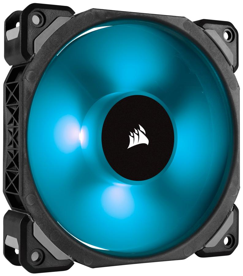 Un ventilador de computadora. Tiene un marco negro y aspas iluminadas con luz azul. Un logo negro en el centro.