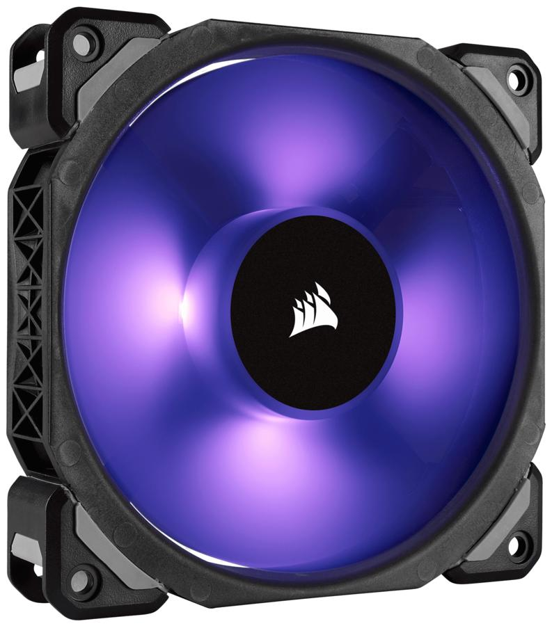 Un ventilador de computadora con luces LED moradas, encerrado en un marco negro. El centro tiene un logo.