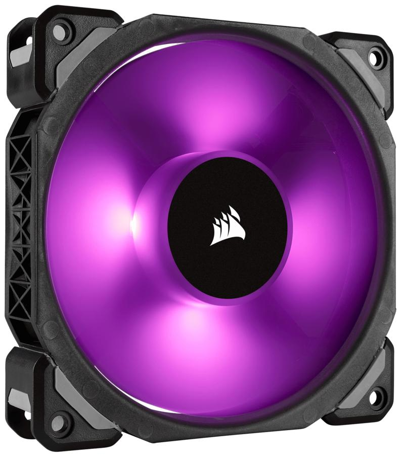 Ventilador de PC negro con centro iluminado en púrpura y marco negro.