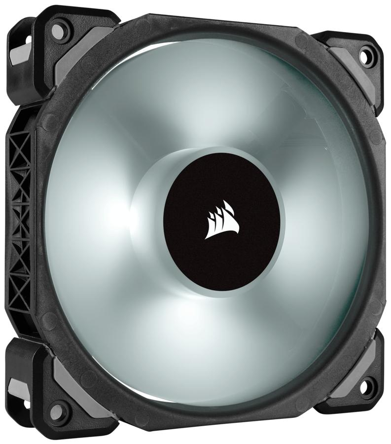 Ventilador de ordenador con marco negro y ventilador transparente, con logo Corsair negro.