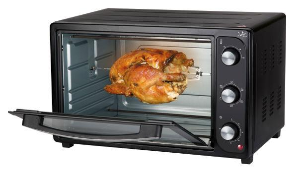Horno negro con pollo dentro en un asador. Puerta del horno abierta. Tres perillas a la derecha.