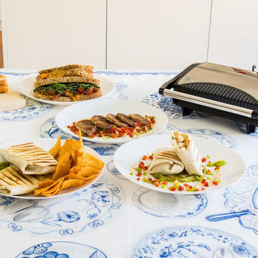 Varios platos de comida, incluyendo sándwiches y wraps, en una mesa.