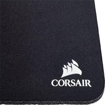 Alfombrilla de ratón negra con el logo de Corsair en blanco en la esquina inferior derecha.
