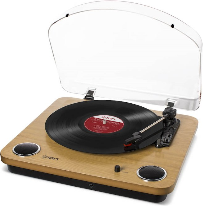 Platine vinyle grain de bois avec disque vinyle noir, couvercle transparent ouvert. Commandes argentées.