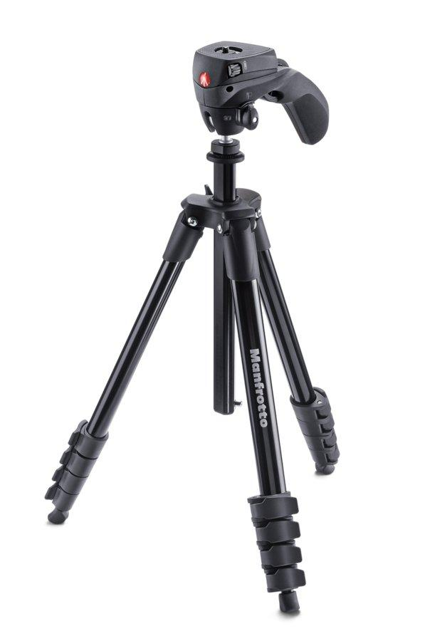 Trípode negro con tres patas. Logotipo de Manfrotto.