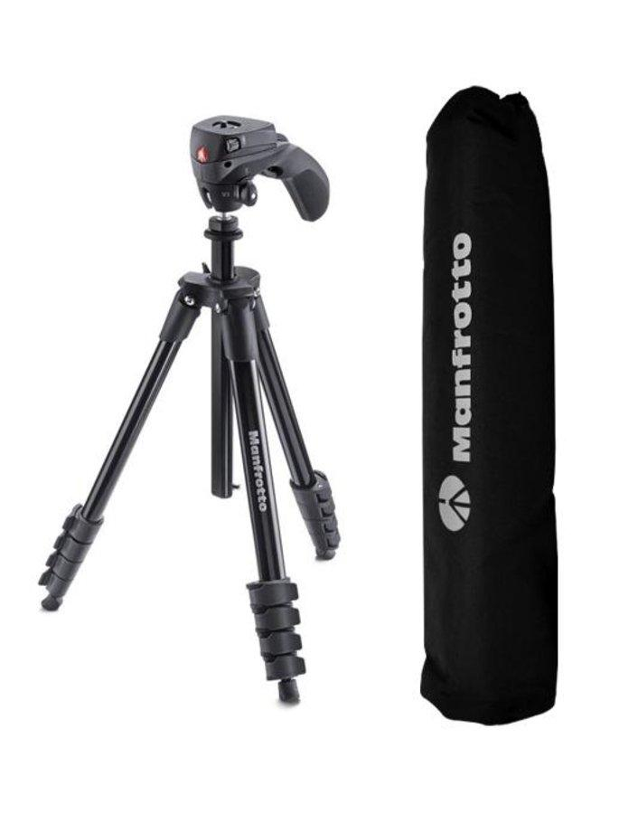 Trípode Manfrotto negro y una bolsa de transporte negra, sobre fondo blanco.