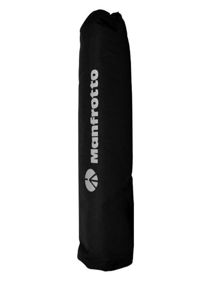 Bolsa de transporte de trípode Manfrotto negra con el nombre y el logotipo de la marca en blanco.