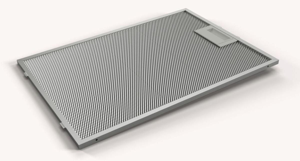 Un filtro de cocina plateado con un diseño de malla sobre un fondo blanco.